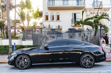 Miami, Florida, ABD - 08 Nisan 2025: siyah araba, yan görüş. 2024 Mercedes Benz CLE 300 coupe araba. Lüks Mercedes Benz 300 4MATIC. Mercedes Benz 300 dışarıda park halinde..