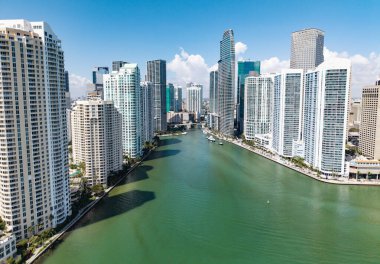 Miami şehir merkezindeki Brickell ufuk çizgisinin hava görüntüsü. Miami 'deki gökdelenler. Brickell finans bölgesinin manzarası. Brickell, Miami 'de. Şehir manzaralı Brickell Kentsel manzarası