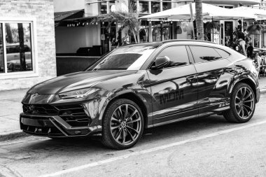 Miami Beach, Florida USA - 5 Haziran 2024: 2022 Lamborghini Urus çift renkli. Lamborghini Urus Miami sahilinde okyanus turu.