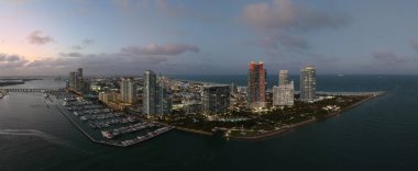 Miami ufuk çizgisinin hava panoramik görüntüsü. Miami 'nin panoramik şehir manzarası ve kıyı gökdelenleri. Yukarıdan Miami Sahili 'nin panoramik manzarası. Miami kıyı şeridinin ikonik simgeleri. Miamis 'in ünlü silüeti