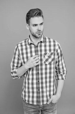 Adamın şık bir saç kesimi var. Moda saç stili olan bir adam. Sıradan bir erkek portresi. Milenyum portresi. Genç milenyum adamı Grey 'i izole etti. Şık bir erkek portresi. Sıradan stil adamı. Çabasız bir şekilde şık..