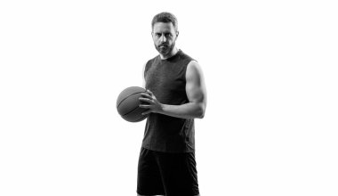 Sahada basketbol topu olan bir adam. Profesyonel basketbolcu eğitimi, izole edilmiş beyaz. Kaslı adamın spor motivasyonu var. Spor ve hobi. Basketbolcu adam profesyonel oynuyor. Oyun stratejisi.