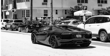 Miami Beach, Florida USA - 8 Haziran 2024 Lamborghini Aventador LP700-4 Miami sahili okyanus yolunda. Lamborghini lüks bir İtalyan otomobil üreticisi.