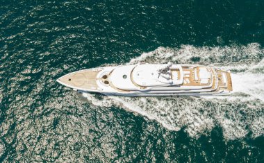 Yaz tatili. Yaz motorlu tekne turu. Lüks motorlu tekne yatı. Yat marinaya gidiyor. Tekne ve yat gezisi. Lüks bir yaşam tarzı. Marina yat kulübü hava manzaralı. Yat lüks deniz manzarası.