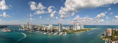 Miami ufuk çizgisinin panoramik görüntüsü. Miami 'nin panoramik şehir manzarası ve kıyı gökdelenleri. Yukarıdan Miami Sahili 'nin panoramik manzarası. Miami ufuk çizgisinin ikonik simgeleri