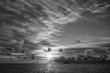 Deniz kıyısında gün doğumu. Gün batımında dramatik deniz manzarası. Deniz manzarasında romantik bir yaz tatili. Dramatik gün doğumu. Yaz plajında deniz doğumu. Yaz tatilinde gün batımı deniz manzarası. Günbatımı gezisi.