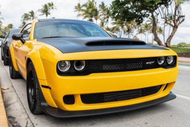 Miami, Florida, ABD - 25 Aralık 2024 Dodge Challenger SRT Şeytani spor yara izi sarısı siyah. Spor araba Dodge Challenger Demon. Araba Dodge Challenger SRT. Dodge Challenger SRT İblisi, köşe görünümü.