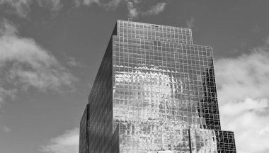 Metropolis 'teki mimari bina. Gökdelen perspektif görüntüsü. Şehir mimarisi. Modern ofis binasının mimarisi. Perspektif şehir gökdeleni. Modern gökdelen binası. Cam cepheler.