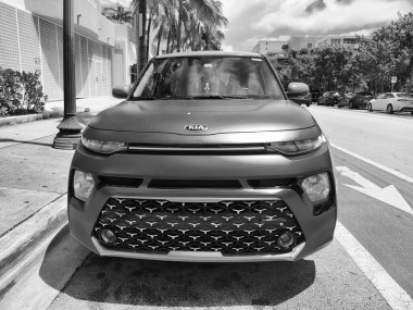 Miami Beach, Florida USA - 8 Haziran 2024 Miami Beach 'te Kia soul Pembesi. Kia soul gt imzası özel Kore arabasıdır..