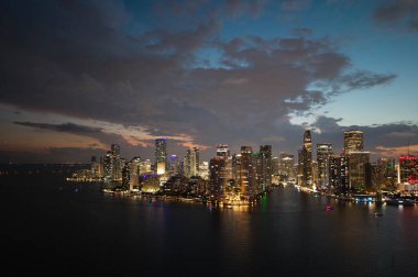 Miami şehir merkezindeki Brickell siluetinin hava gece görüntüsü. Miami 'deki gökdelenler. Brickell finans bölgesinin manzarası. Brickell, Miami 'de. Brickell Şehir Manzarası