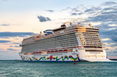 Miami, Florida, ABD - 23 Aralık 2024: Norveç yolcu gemisi yolculuğu. Yaz tatilinde gemi turu. Norveç yolcu gemisi. Gemi turu ve deniz seyahati. Gemi Miami limanından ayrılıyor..