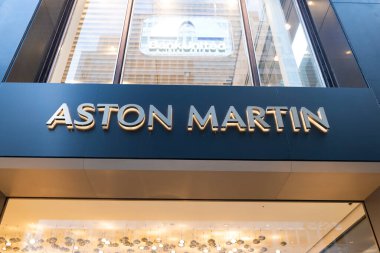 New York, ABD - 09 Ağustos 2023: Aston Martin marka logo. Aston Martin adında bir spor otomobil şirketinin logosu. Aston Martin 'in logosu.