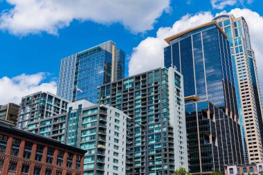 Şehir merkezindeki modern şehir. İş şehri. İş bölgesindeki gökdelen binasının manzarası. Gökdelenin şehir mimarisi. Şehir manzaralı bir şehir. Gökdelen şehir manzarası. İş bölgesi.