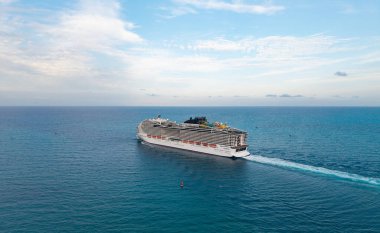 Gemi Miami sahil limanından ayrılıyor. Gemi seyahati. Yaz tatilinde hava manzaralı yolcu gemisi. Gemi seyahati ve deniz yolculuğu. Hava manzaralı lüks bir yolcu gemisi. Okyanus yolculuğu.