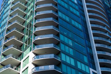 Camdan dış plan. Mimarlık. Dış mimari inşaatı. Bina arka planı. Cam arka plan binası. Mimari detay. Mimarinin arka planı. Modern cam arkaplan.