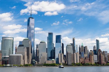 Hudson River, New York 'tan Manhattan manzarası. ABD, New York, Manhattan. Aşağı Manhattan silueti. New York, Birleşik Devletler. Manhattan 'da New York şehrinin silüeti.