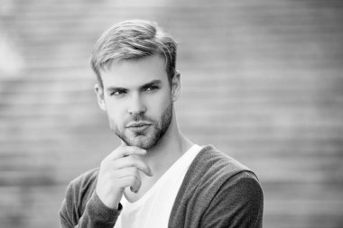 Genç milenyum adamı. Şık bir erkek portresi. Sıradan bir adam. Adamın şık saçları var. Moda görünümlü saçlı bir adam. Sıradan bir erkek portresi. Milenyum portresi. Boşluğu kopyala.