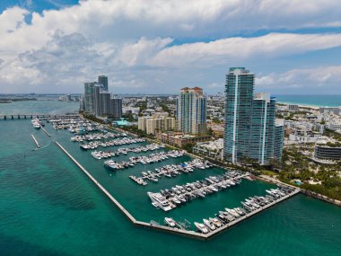 Lüks yat Miami marinasına yanaştı. Miami 'deki kıyı şeridinin havadan görüntüsü. Yelkenli Miamis kıyısı boyunca ilerliyor. Limanın yukarısındaki Miami silueti. Miami 'nin ünlü deniz piyadesi. Yatı olan Marina.