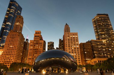 Chicago, 2-22 Ekim. 2024: Gökdelen şehir manzarası. Chicago 'nun gece şehri. İş şehri. Chicago gökdelen binasının gece manzarası. Chicago gökdelenin mimarisi. Şehir gecesi aydınlatılmış bina. Alacakaranlık şehri.