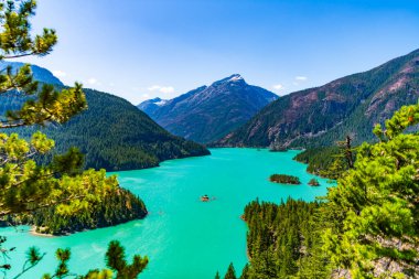 Dağ tepesi ve Diablo gölü manzarası. Doğa manzarası. Kuzey Cascades Ulusal Parkı 'ndaki Diablo Gölü. Göl manzaralı doğa manzaralı. Dağ manzaralı Diablo gölü. Diablo vahşi doğası.