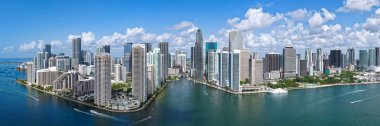Miami 'deki Brickell Panoraması. Brickell güneşli bir günde ufuk çizgisi. Brickell 'in panorama manzarası. Brickell ünlü bir panorama. Miami şehir merkezi manzarası