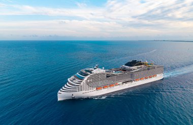 Gemi Miami sahil limanından ayrılıyor. Gemi seyahati. Yaz tatilinde hava manzaralı yolcu gemisi. Gemi seyahati ve deniz yolculuğu. Hava manzaralı lüks bir yolcu gemisi. Okyanus yolculuğu.