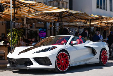 Miami, Florida, ABD - 25 Ocak 2025 Chevrolet Corvette C8 spor araba. Lüks beyaz Chevrolet Corvette C8. Chevrolet Corvette C8 'in arabası dışarıda park edilmiş, köşe manzaralı..