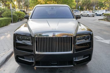 Miami, Florida, ABD - 17 Nisan 2025 Araba Rolls Royce Cullinan dışarıda park halinde. Siyah araba, ön manzara. 2019 Rolls Royce Cullinan lüks SUV arabası. Lüks SUV arabası Rolls Royce Cullinan.