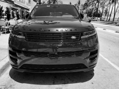 Miami Beach, Florida USA - 5 Haziran 2024: 2023 Land Rover Range Sport Ocean Drive Miami Beach Red 'de kırmızı. ön görünüm