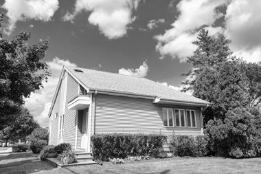 Banliyö ev mimarisi. Özel aile evi. Mahalle mimarisi. Mahallede mülk. Konut mülk evi. Konut mimarisi. Banliyö mahallesi. Ayrılmış ev.