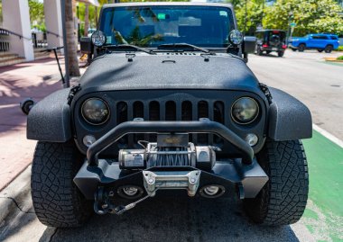 Miami, Florida, ABD - 13 Nisan 2025: Işıldayan gri parıltılı pırıltılı ayarı olan Jeep Wrangler arabası. Kamyonet kamyonu Jeep Wrangler. Araba Jeep Wrangler dışarıda park etmiş. Gri kamyonet, köşe manzaralı..