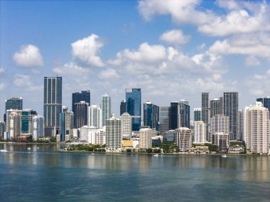 Brickell gökdelenlerinin hava görüntüsü. Miami şehir merkezinin modern manzarası. Panoramik Miami kıyı şeridinin üzerinde ufuk çizgisi