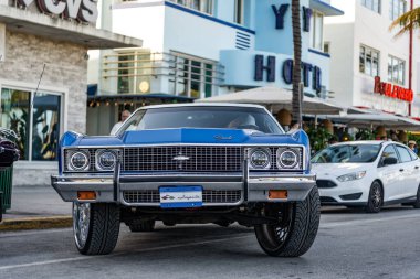 Miami, Florida, ABD - 07 Nisan 2025: Chevrolet Impala 'nın eski arabası yolda, köşe manzaralı. Chevrolet Impala 1958 model eski bir araba. Lüks Chevrolet Impala. Klasik araç.