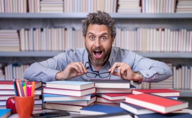 İspanyol öğretmen bilgisini ve eğitimini paylaşıyor. Sınıfta öğretmenlik dersi. Okulda öğretmenler sınıfı. Okula dönüyorum. Sınıfın işyerindeki öğretmen. Araştırma yapmak.