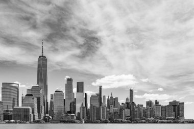 Jersey City, New Jersey 'deki Paulus Hook İskelesi' nin New York finans bölgesi manzarası. Birleşik Devletler. Manhattan, New York, New York, New York, Skyline. New York 'taki Lower Manhattan ve One World Trade Center, New Jersey Panoramic view on Manhattan