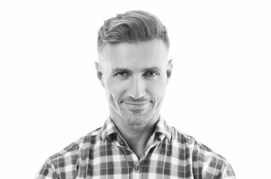 Şık bir erkek portresi. Sıradan bir adam. Adamın şık bir saç kesimi var. Moda saç stili olan bir adam. Sıradan bir erkek portresi. Olgun portre. Beyazlar üzerinde izole edilmiş olgun bir adam. Erkek saç stili.