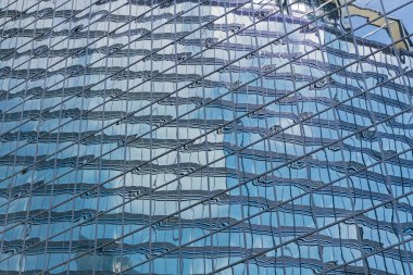 Cam yansıtıcı bina. Mimari detay. Mimarinin arka planı. Cam arka plan. Camdan dış plan. Dış mimari inşaatı. Bina arka planı. Minimalist mimari.