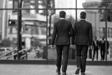 Yürüyen meslektaşım. Meslektaşım ve arkadaşlarım. Dışarıda yürüyen iki başarılı iş adamı. İş adamları işe gider. İş konuşuyoruz. İki bin yıllık zarif iş adamları..