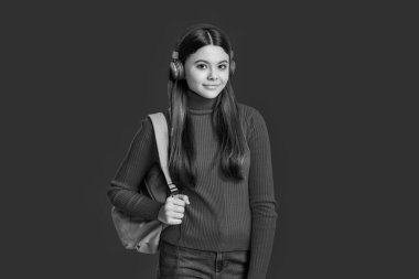 Okula dönelim. Bilgi toplama günü. Eğitim kavramı. Kırmızıda izole edilmiş genç kız öğrenci. 1 Eylül. Lise eğitimi. Eearning yoluyla bilgi. Genç kız sırt çantası taşıyor..