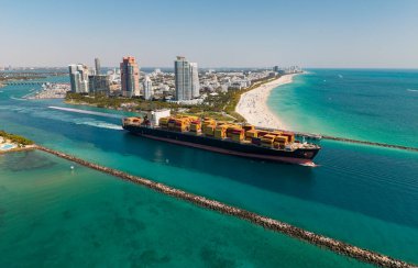 Ticari nakliye. Kargo gemisi denizde, hava manzaralı. Yük konteynırı kargo gemisine yüklendi. Konteynırlı bir hava kargo gemisi. Kargo işi. Konteyner gemisi. Nakliye lojistiği. Denize açılmak.