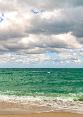 Yaz tatilinde bulutlu gökyüzü ve deniz manzarası. Deniz ufkuyla gökyüzü. Deniz doğası ile sakin bir ufuk. Deniz manzarasında romantik bir yaz tatili. Günbatımı denizi ve deniz manzarası. Deniz ufku manzarası. Geniş ufuk.