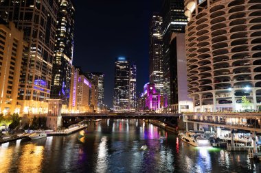 Chicago şehir manzarası. Şehir gece gökdelen binası. Skyline mimarisi. Chicago şehri aydınlatılmış bina. Chicago 'da bir gece. Gökdelen mimarisi. Metropolis 'te akşam.