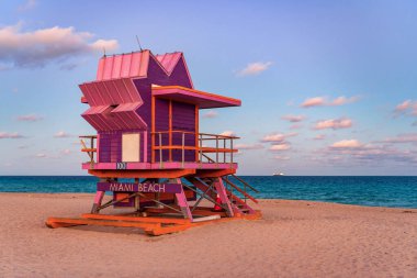 Miami sahilindeki cankurtaran kulesi. Iconic Art Deco cankurtaran istasyonu yaz gökyüzü altında. Florida 'daki South Beach sahil şeridi manzaralı. Renkli cankurtaran kulesi, Miami turizminin sembolü.