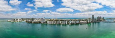 Havadan panorama görüntüsü. Miami 'nin gökdelen şehri manzarası. Lüks panoramik manzara Florida. Miami South Beach Havacılık Panoraması. Miami sahilinin panoramik manzarası, Florida. Miami silüeti.