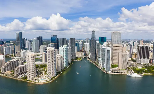 Brickell gökdelenlerinin hava görüntüsü. Miami şehir merkezinin modern manzarası. Panoramik Miami kıyı şeridinin üzerinde ufuk çizgisi