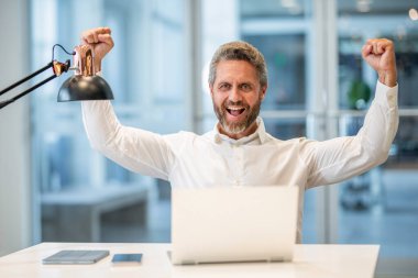 İşletme bürosundaki iş adamı. İş başarısı. Görevde başarılı bir iş adamı. Ofis müdürü patron. Takım elbiseli iş adamı. Büyük patron. Dizüstü bilgisayarı olan bir işadamı. Şirket iş günü.