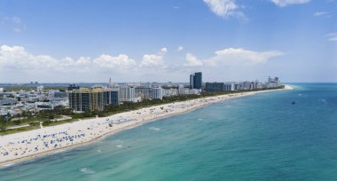 Turkuaz suları olan Miami plajı. Kumlu sahil şeridi ve dalgaların havadan görünüşü. Kumsallı tropik Miami sahnesi. Güney Miami 'nin okyanusu. Miami Sahili Panoramisi