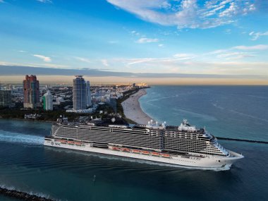 Miami, Florida, ABD - 11 Ocak 2025: MSC Seascape yolcu gemisi yolculuğu. Yaz tatilinde gemi turu. MSC yolcu gemisinde. Gemi turu ve deniz seyahati. Kocaman bir yolcu gemisi..