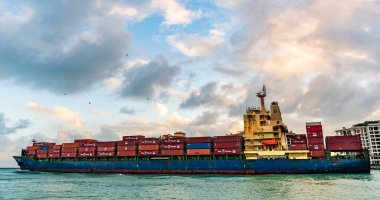 Miami, Florida, ABD - 16 Aralık 2024: Kargo gemisi. Günbatımında Miami Limanı. Konteyner gemisi. Kargo Chloe D Monrovia gemisi, konteynır ve ihracat. Kargo gemisinde nakliye konteynırı.