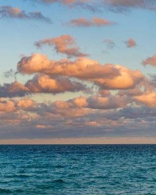 Deniz manzarasında romantik bir yaz tatili. Günbatımı denizi ve deniz manzarası. Deniz ufku manzarası. Yaz tatilinde bulutlu gökyüzü ve deniz manzarası. Deniz ufkuyla gökyüzü. Deniz doğası ile sakin bir ufuk. Gün batımında Ufuk.